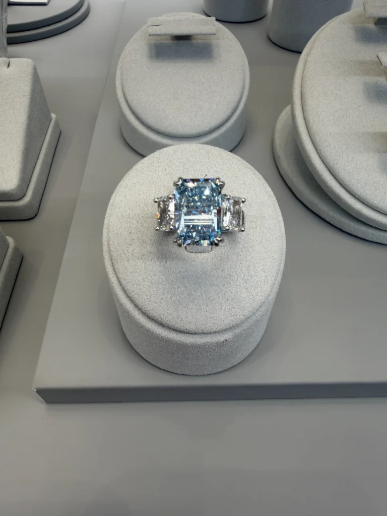 7.10 ct. Fancy Vivid Blue, VVS2 LG blue diamond Ring Gold