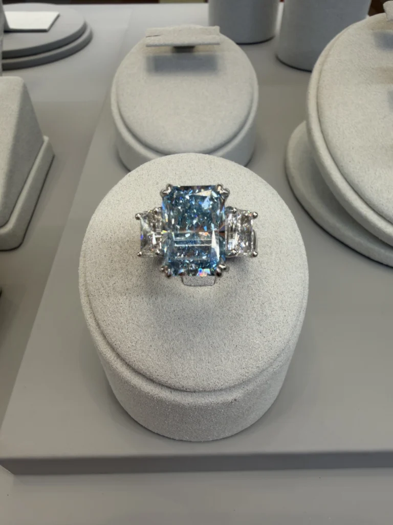 7.10 ct. Fancy Vivid Blue, VVS2 LG blue diamond Ring Gold